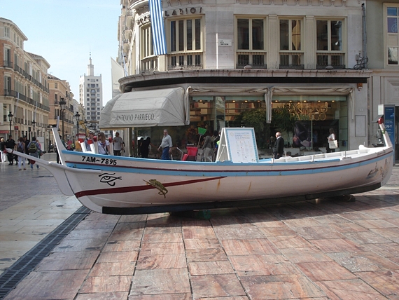 La barca de jábega "Rosario y Ana" en la Plaza de la Constitución