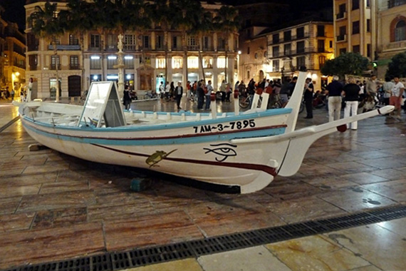 La barca de jábega "Rosario y Ana" en la Plaza de la Constitución