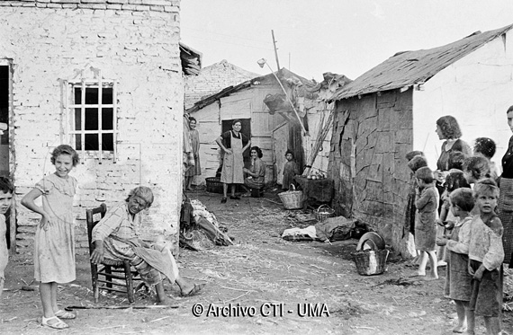 Mujeres entre chabolas. El Palo. Málaga. Archivo CTI