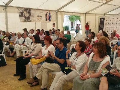 En las primeras filas, los miembros de la expedición