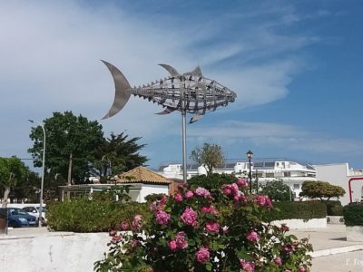 El atún omnipresente. Una de las plazas del pueblo