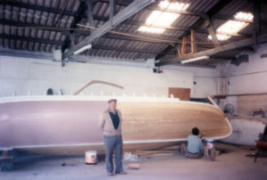 José Pascual calafateando la Santa Cristina, año 1990